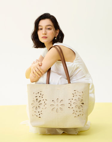 [MISTY LEAF] 베이지 플라워 펀칭 린넨 숄더백 L
