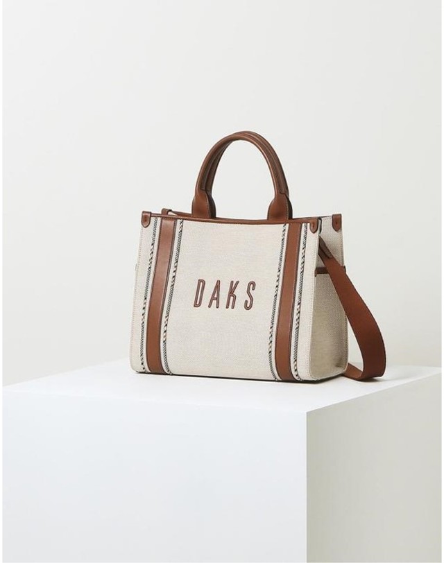 닥스 액세서리 [DAKS CANVAS] 베이지 가죽배색 캔버스 토트백 착용컷