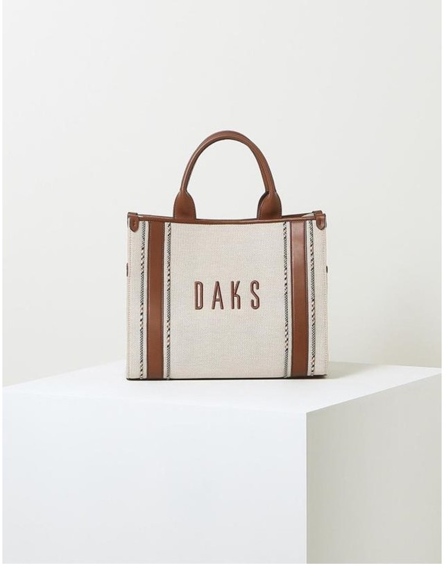 닥스 액세서리 [DAKS CANVAS] 베이지 가죽배색 캔버스 토트백 착용컷