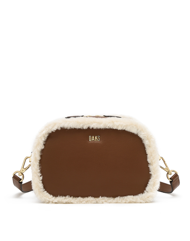 닥스 액세서리 [DAKS FUR] 브라운 무스탕 에코퍼 콤비 크로스백 착용컷