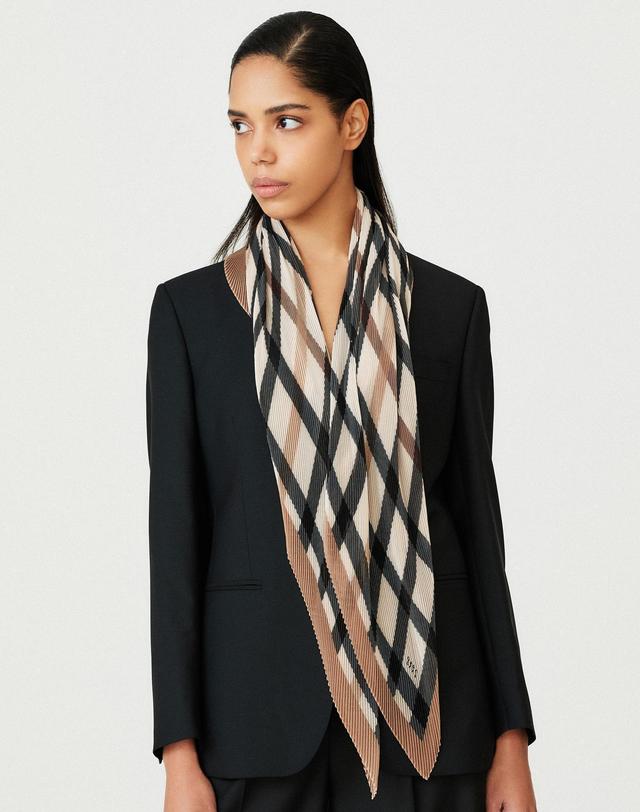 닥스 액세서리 [PLEATS]브라운 체크 미디움 플리츠 스카프 착용컷