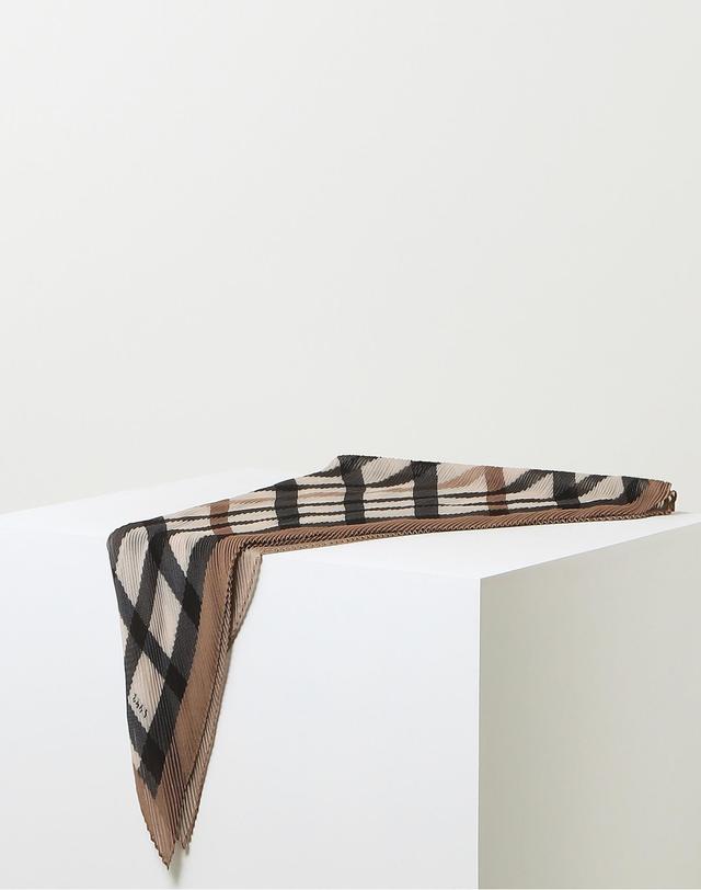 닥스 액세서리 [PLEATS]브라운 체크 미디움 플리츠 스카프 착용컷