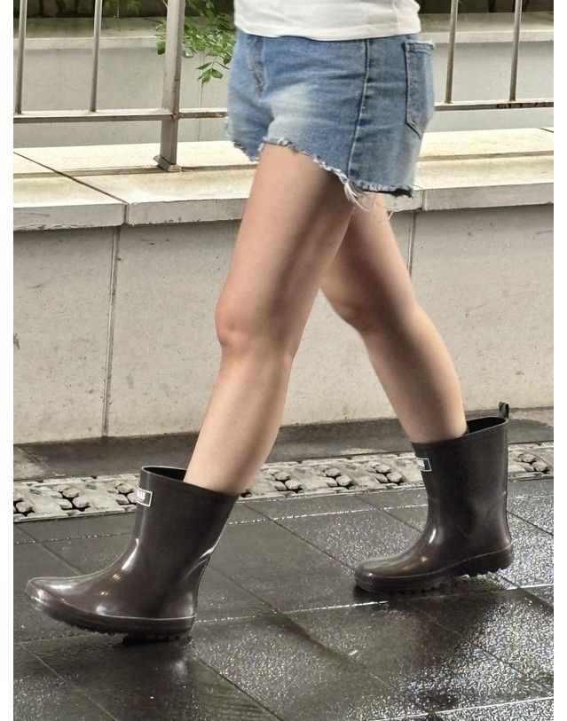 닥스 액세서리 [닥스 레인부츠] 닥스 라벨 레인부츠 브라운 착용컷