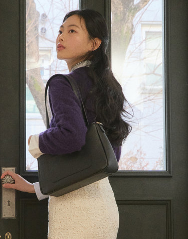 [VELO] 블랙 O 락장식 플랩형 숄더백 M