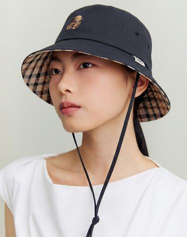 [ONLINE EXCLUSIVE][턱끈추가] 네이비 곰돌이 자수 면 버킷햇