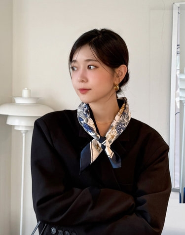 [실크100%]네이비 플라워 패턴 실크 스카프