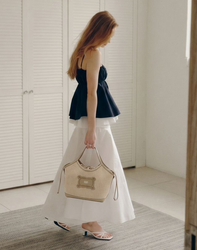 닥스 액세서리 [SUMMER RAFFIA] 소가죽 배색 라이트 베이지 라피아 토트 M 밝은 베이지 착용컷