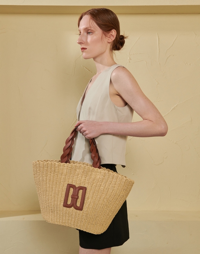 닥스 액세서리 [DAKS SUMMER] 베이지 DD로고 라피아 숄더백 착용컷