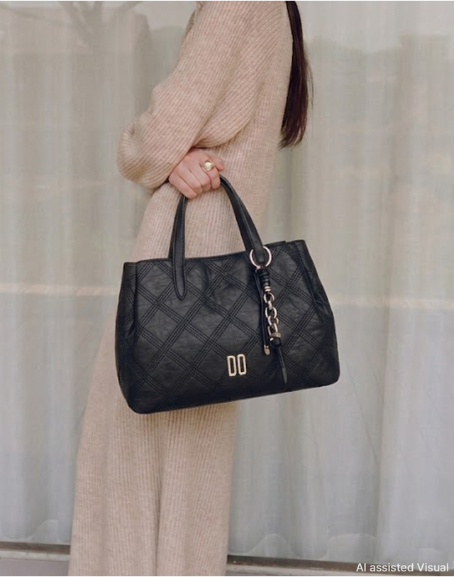 닥스 액세서리 [QUILTED BLOOM] 블랙 DD로고 소가죽 토트백 착용컷