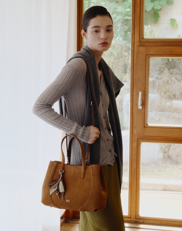 닥스 액세서리 [RIA][ITALY SUADE] 리아 이태리 스웨이드 브라운 소가죽 토트백 착용컷