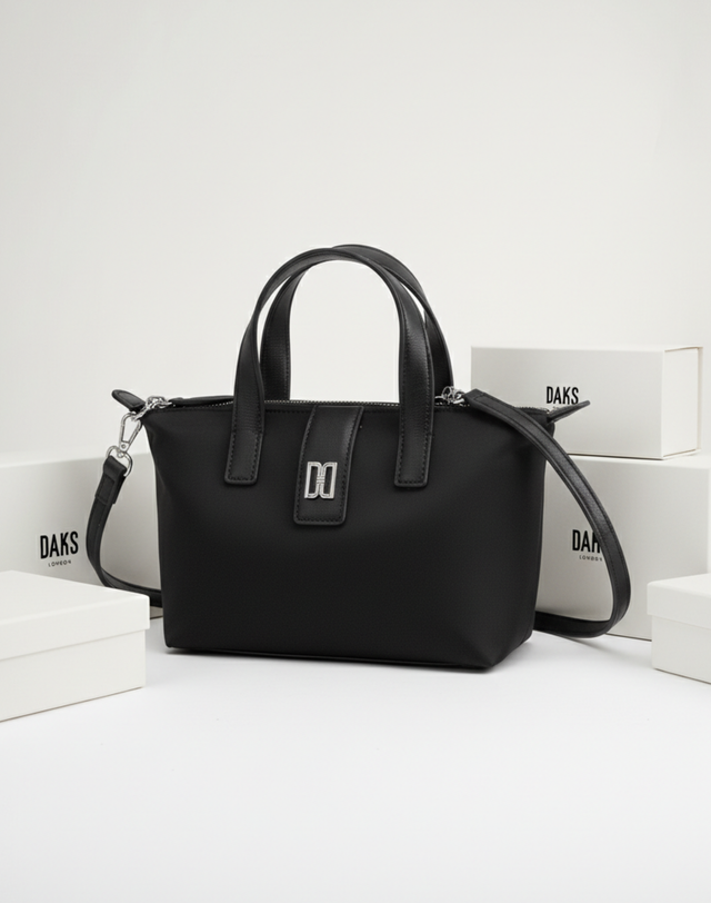 닥스 액세서리 [나일론BEST][DAKS NYLON] 블랙 DD로고 나일론 원단 미니 토트 겸 크로스 착용컷