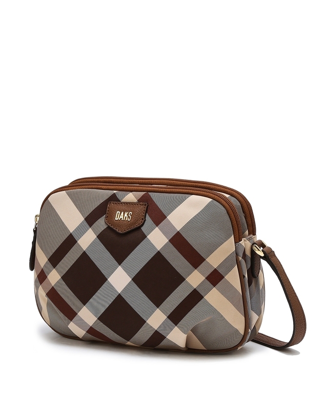 닥스 액세서리 [TARTAN CHECK JQD] 브라운 체크 가죽배색 자카드 크로스백 착용컷