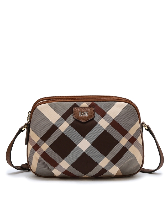 닥스 액세서리 [TARTAN CHECK JQD] 브라운 체크 가죽배색 자카드 크로스백 착용컷