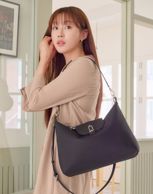 닥스 액세서리 [D-LOCK] 블랙 나일론 숄더 겸 크로스백 착용컷