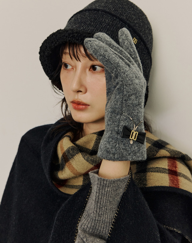 닥스 액세서리 [신상][여성장갑] 웨이브 체크라인 리본 그레이장갑 착용컷