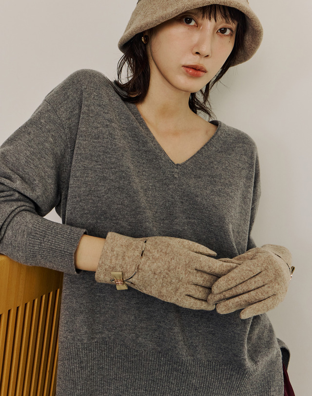 닥스 액세서리 [신상][여성장갑] 웨이브 체크라인 리본 베이지장갑 착용컷