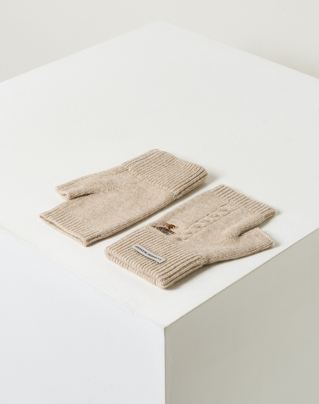 닥스 액세서리 [25FW 신상][여성장갑] 곰돌이 자수 캐시미어 혼방 핸드워머 베이지 착용컷