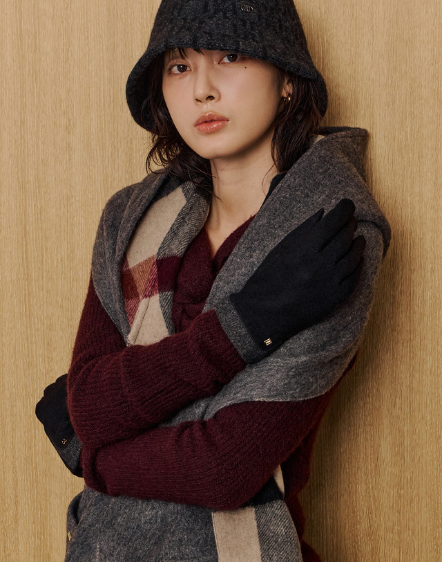 닥스 액세서리 [여성장갑] 블랙 DD로고 울혼방 장갑 착용컷