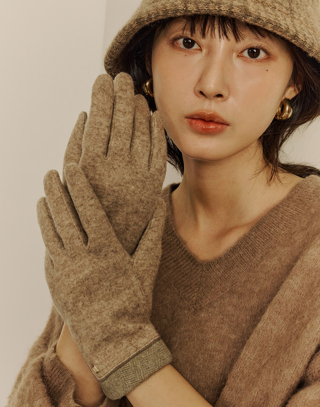 닥스 액세서리 [여성장갑] 베이지 DD로고 울혼방 장갑 착용컷