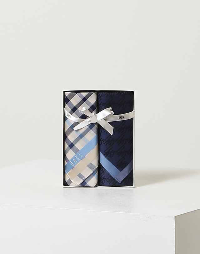 닥스 액세서리 [DAKS GIFT] 화이트 네이비 면 손수건 2종세트 착용컷