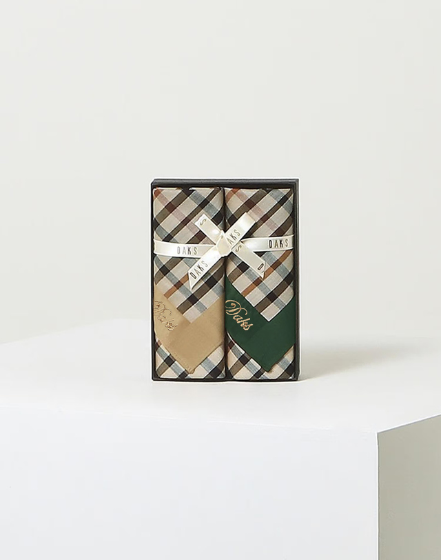 닥스 액세서리 [DAKS GIFT]하우스체크 면 손수건 2종세트(골드/그린) 베이지 착용컷