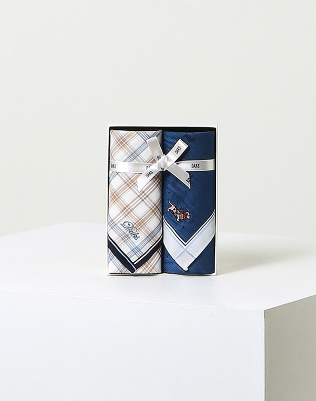 닥스 액세서리 [DAKS GIFT]블루 화이트 체크 패턴 면 손수건 2종세트 MULTI COLOR 착용컷