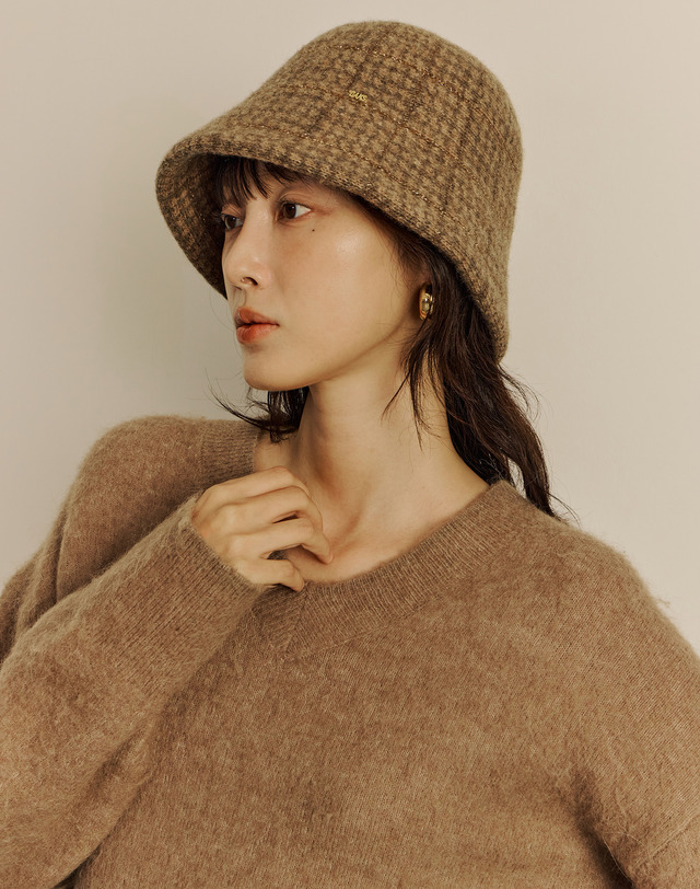 닥스 액세서리 [신상] 글리터 체크 브라운 클로슈햇 밝은 브라운 착용컷