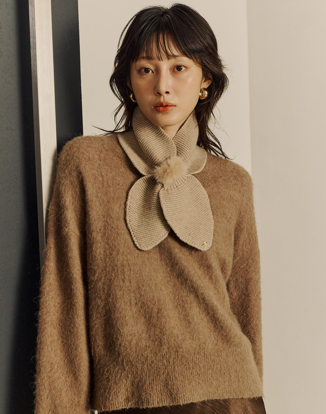 닥스 액세서리 베이지 DD로고 울캐시미어혼방 머플러 착용컷