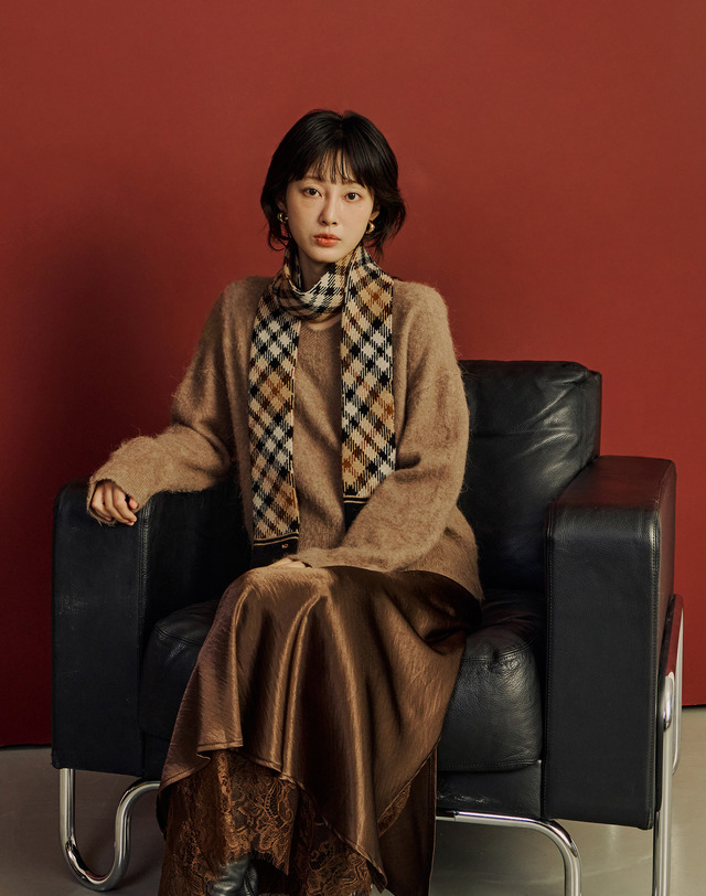 닥스 액세서리 브라운 체크 울캐시미어혼방 머플러 착용컷