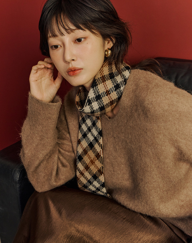 닥스 액세서리 브라운 체크 울캐시미어혼방 머플러 착용컷