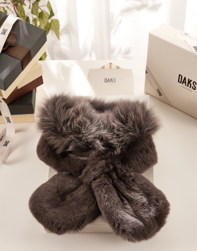닥스 액세서리 [DAKS MUFFLER][DAKS FUR]여성 다크 그레이 와이드 폭스퍼 머플러 진한 그레이 착용컷