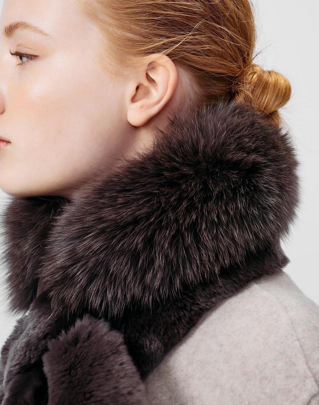 닥스 액세서리 [DAKS MUFFLER][DAKS FUR]여성 다크 그레이 와이드 폭스퍼 머플러 진한 그레이 착용컷