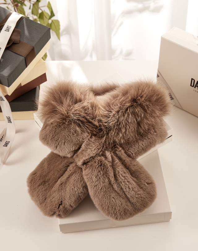 닥스 액세서리 [DAKS MUFFLER][DAKS FUR]여성 브라운 와이드 폭스퍼 머플러 진한 브라운 착용컷
