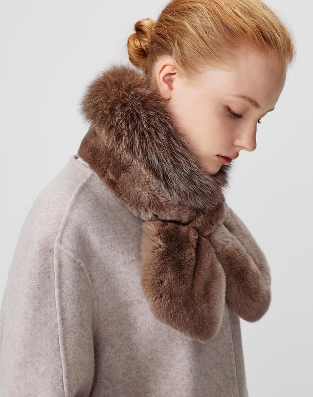 닥스 액세서리 [DAKS MUFFLER][DAKS FUR]여성 브라운 와이드 폭스퍼 머플러 진한 브라운 착용컷