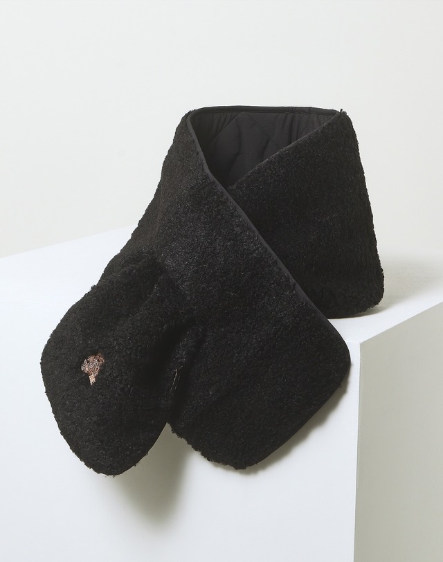 닥스 액세서리 [DAKS BEAR]블랙 닥스 베어 캐릭터 자수장식 부클 양면 패딩 머플러 착용컷