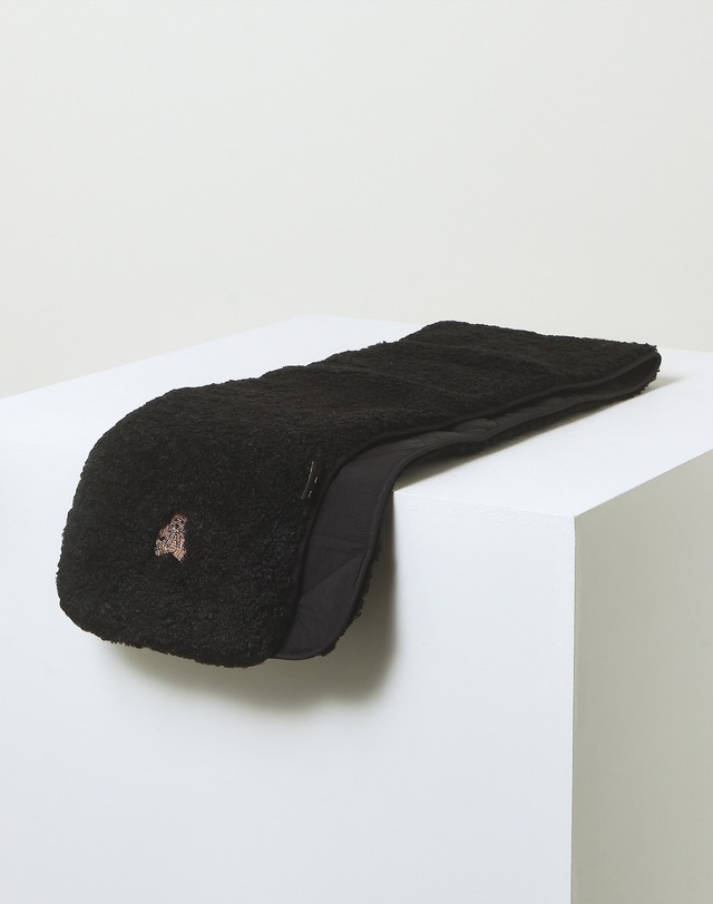 닥스 액세서리 [DAKS BEAR]블랙 닥스 베어 캐릭터 자수장식 부클 양면 패딩 머플러 착용컷