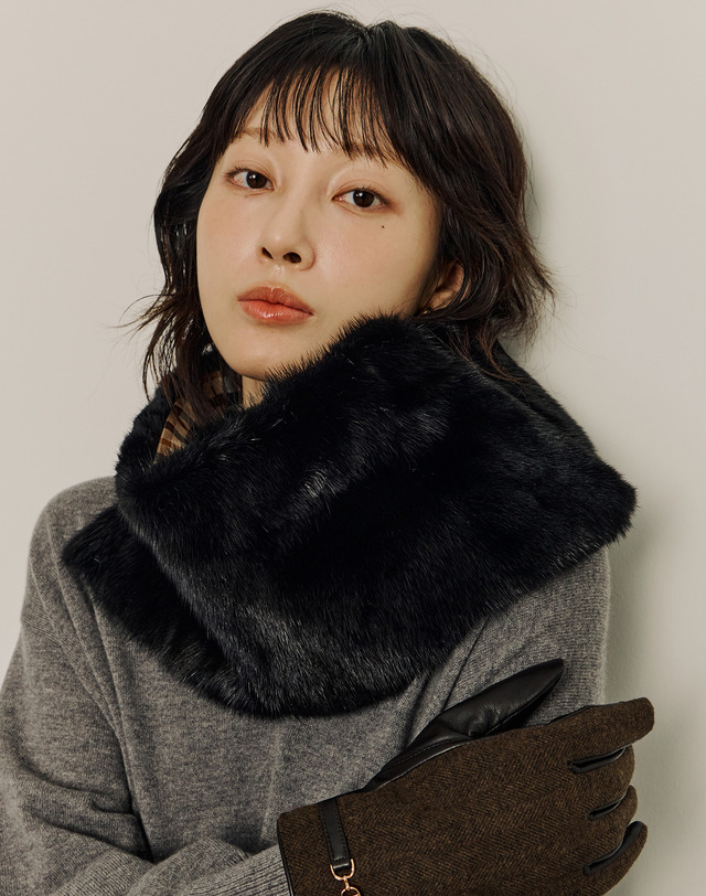 닥스 액세서리 블랙 밍크 퍼 머플러 겸 숏워머 착용컷