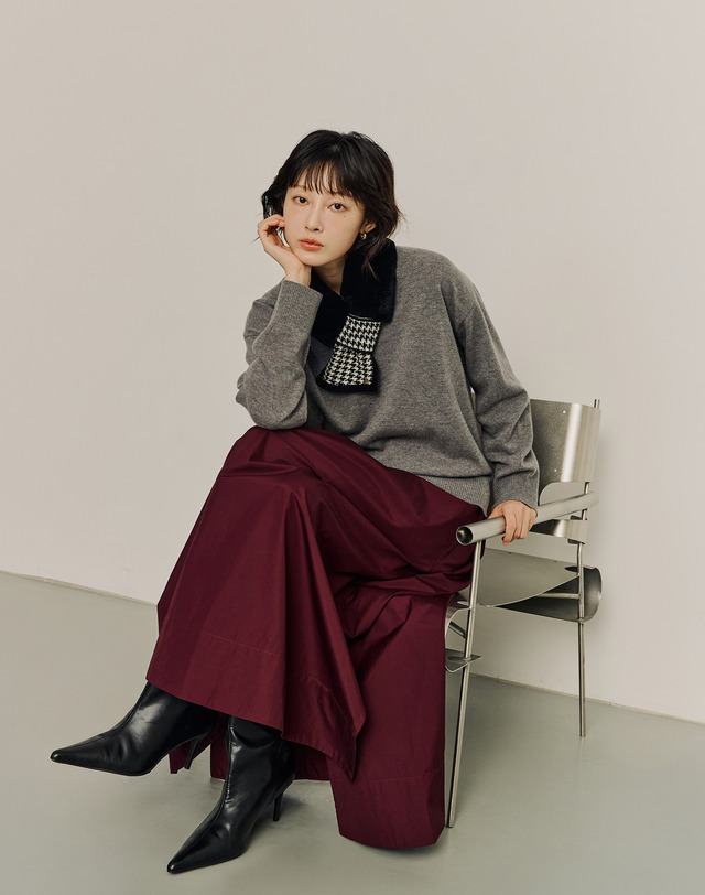 닥스 액세서리 블랙 하운드체크 모피 머플러 착용컷