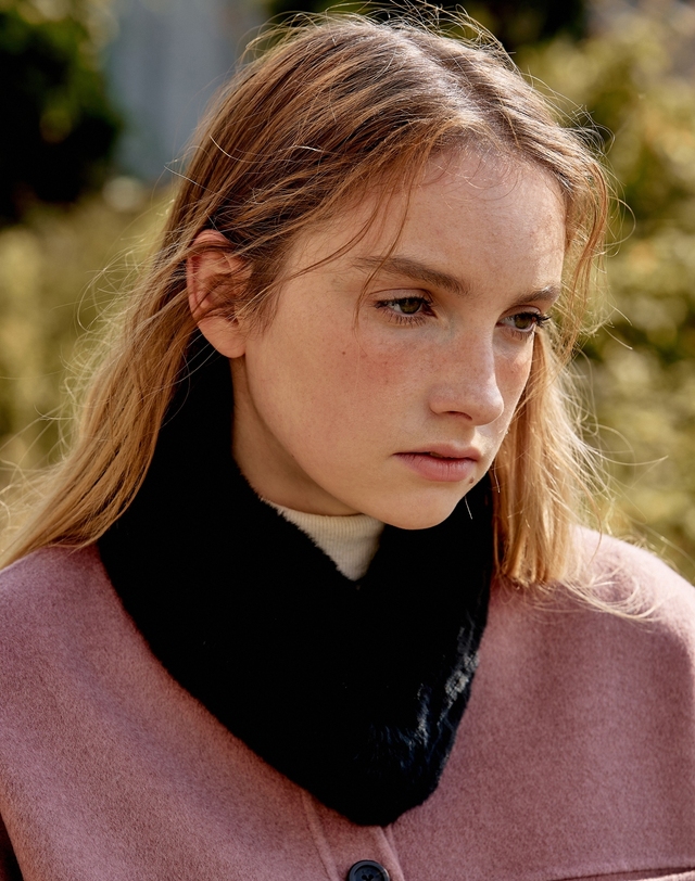 닥스 액세서리 [DAKS MUFFLER][DAKS FUR]여성 블랙 렉스퍼 머플러 착용컷