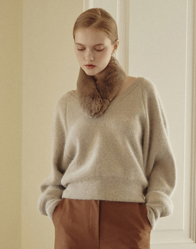 닥스 액세서리 [DAKS MUFFLER][DAKS FUR] 여성 브라운 렉스퍼 머플러 진한 브라운 착용컷