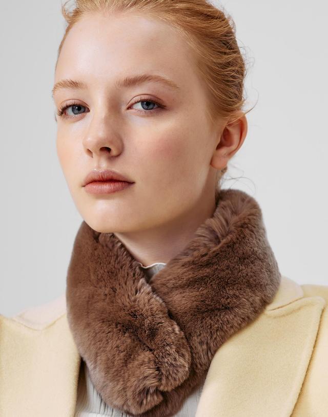 닥스 액세서리 [DAKS MUFFLER][DAKS FUR] 여성 브라운 렉스퍼 머플러 진한 브라운 착용컷