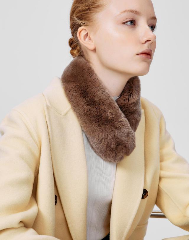 닥스 액세서리 [DAKS MUFFLER][DAKS FUR] 여성 브라운 렉스퍼 머플러 진한 브라운 착용컷