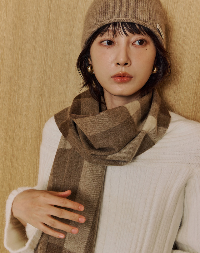 닥스 액세서리 [LONG/LIGHT][목도리] 남녀공용 브라운 체크 울/캐시혼방 롱 라이트 머플러 착용컷