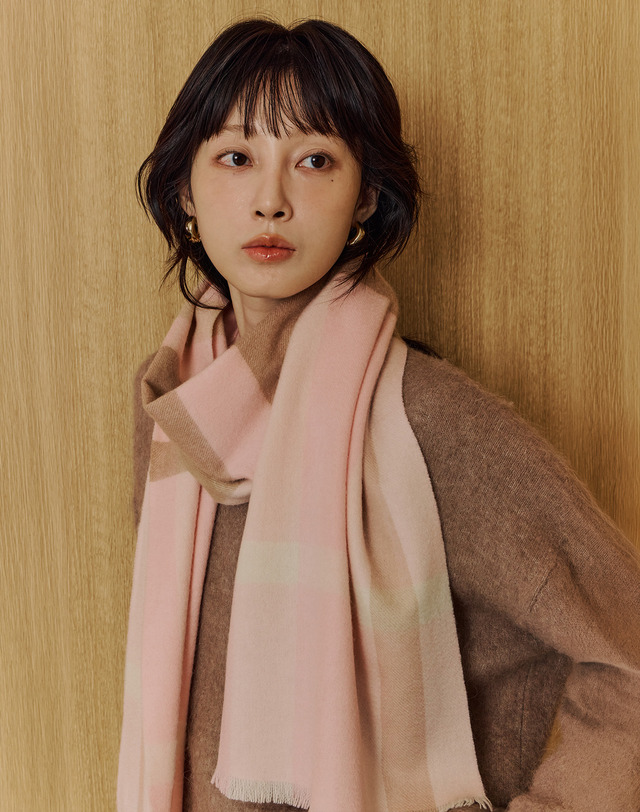 닥스 액세서리 [LONG/LIGHT][목도리] 남녀공용 핑크 체크 울/캐시혼방 롱 라이트 머플러 착용컷