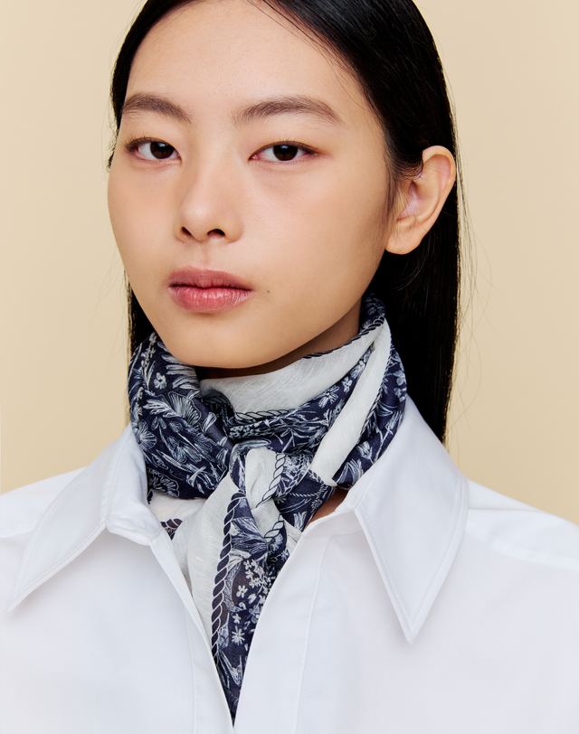 닥스 액세서리 네이비 패턴 실크혼방 스카프 착용컷