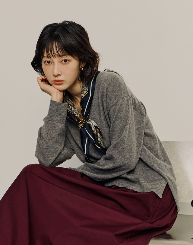 닥스 액세서리 [스카프링포함] 네이비 DD로고 실크 삼각 스카프&링 세트 착용컷