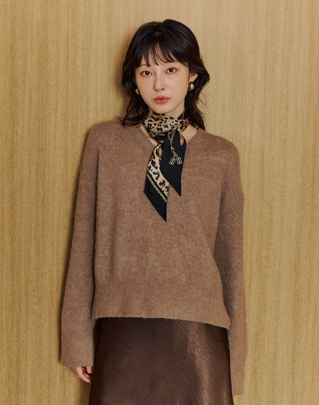 닥스 액세서리 브라운 레오파드 실크 쁘띠 착용컷