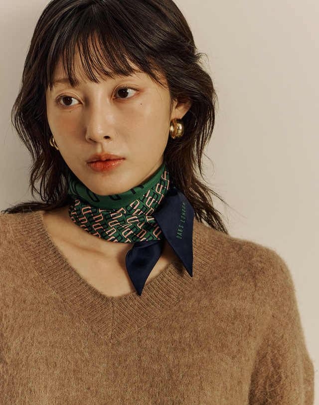 닥스 액세서리 그린 DD로고 실크 쁘띠 스카프 초록 착용컷