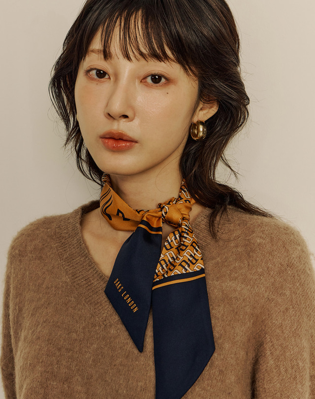 닥스 액세서리 오렌지 DD로고 실크 쁘띠 스카프 착용컷