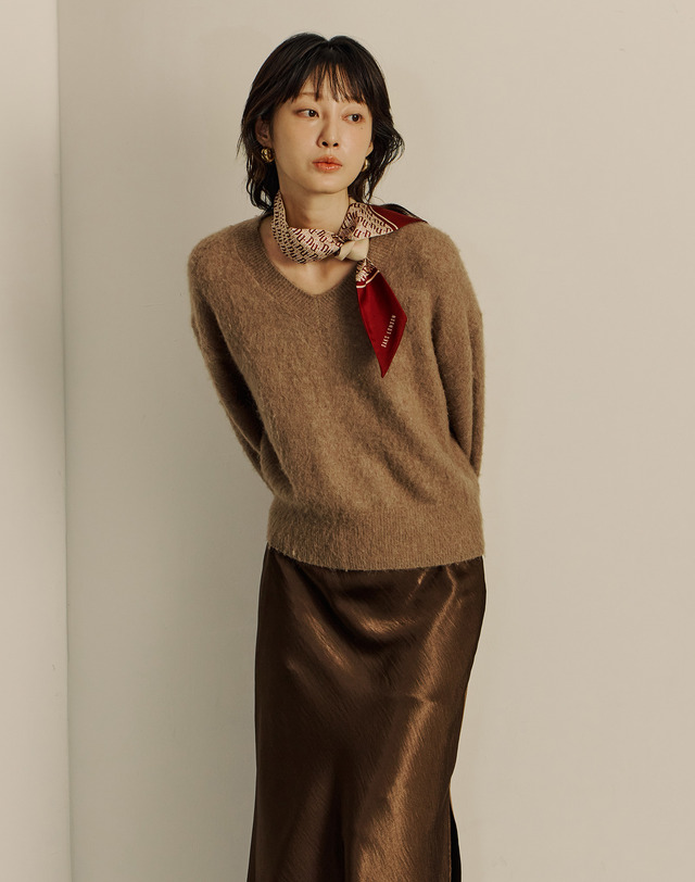 닥스 액세서리 버건디 DD로고 실크 쁘띠 스카프 와인 착용컷